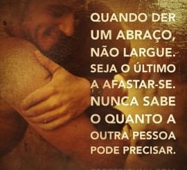 Quando der um abraço não largue mensagem